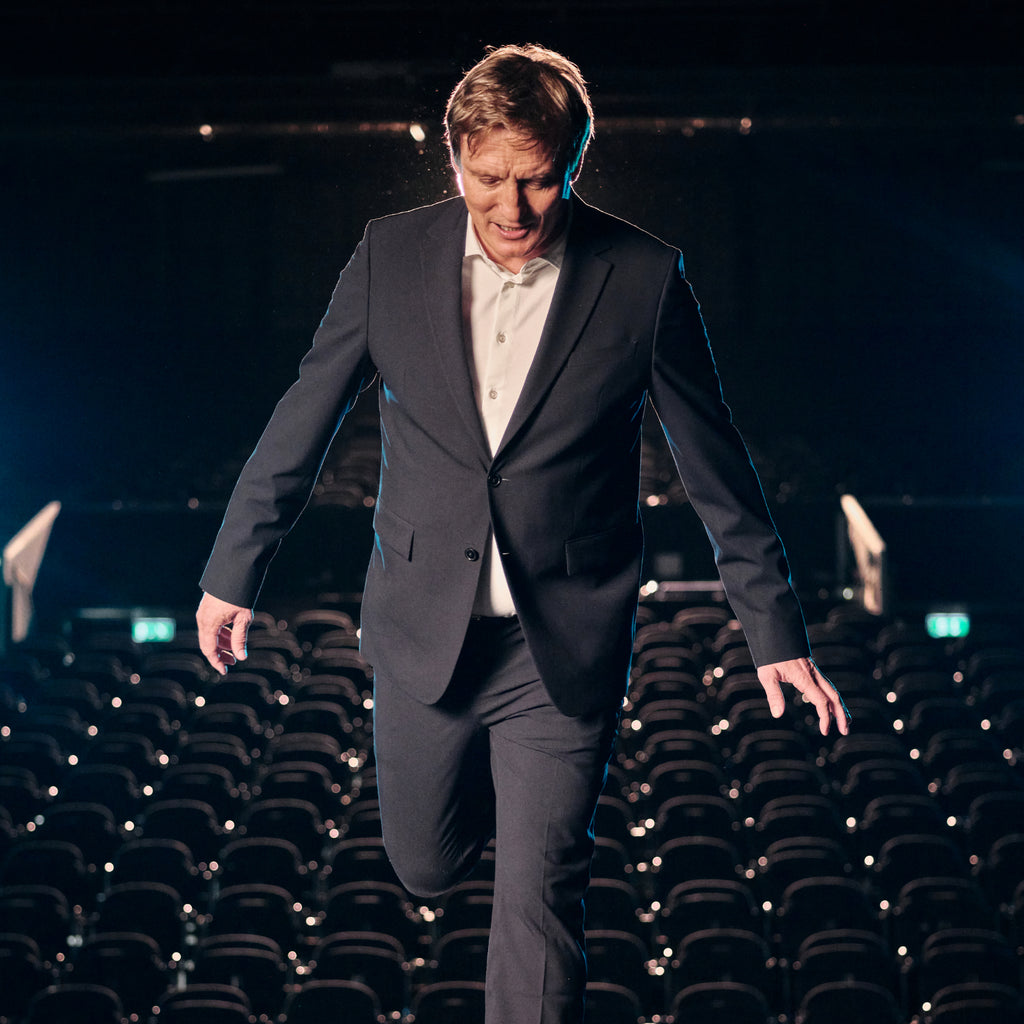 Oliver Masucci über Komfortzonen, Erfolg und die perfekte Hose