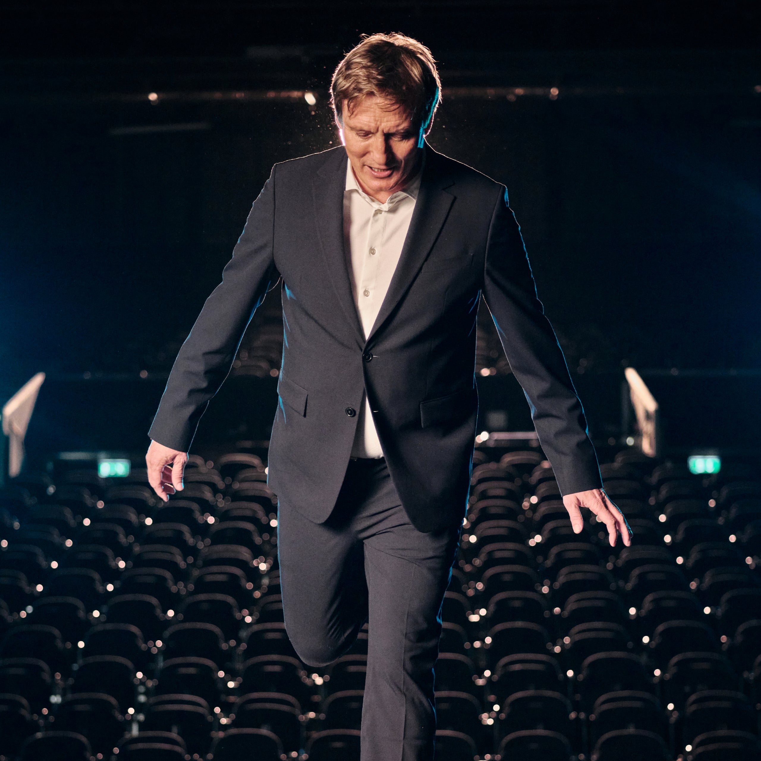 Oliver Masucci über Komfortzonen, Erfolg und die perfekte Hose