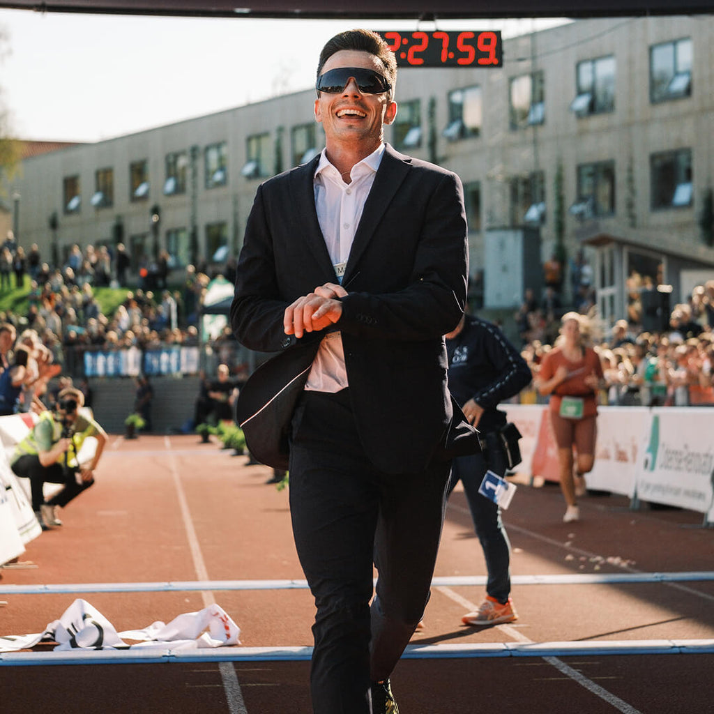 Der schnellste Marathon im Anzug (und gleich auch der Sieg)
