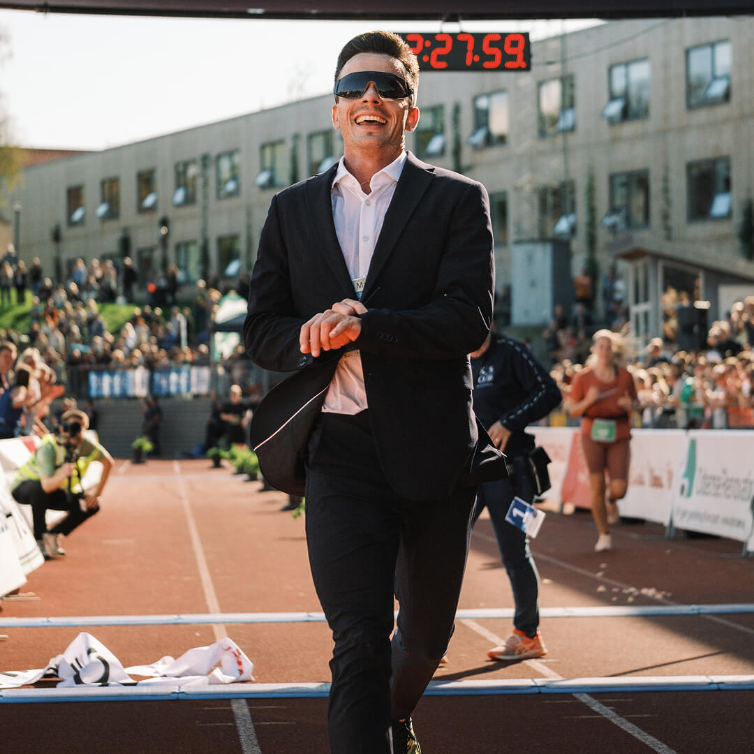 Der schnellste Marathon im Anzug (und gleich auch der Sieg)