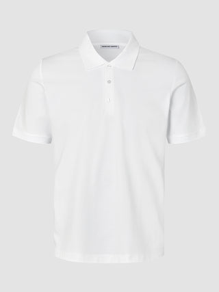 Ein atmungsaktives, weißes Active Polo White mit kurzen Ärmeln und einer Knopfleiste mit drei Knöpfen.