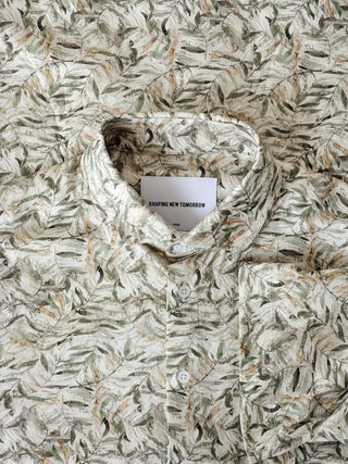 Klassisches, gemustertes Kurzarmhemd mit „Dried Leaves“-Motiv, 360°-Stretch und einem „Shaping New Tomorrow“-Markenetikett im Krageninneren.