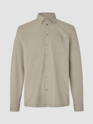 Effortless Shirt Stone Beige – langärmeliges, knitterfreies Button-Down-Hemd aus recyceltem Polyester mit Brusttasche.
