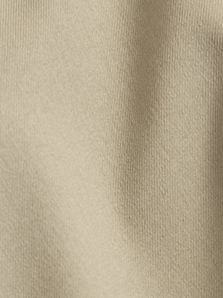 Nahaufnahme des hellbraunen, knitterfreien Rippstoffs des „Effortless Shirt Stone Beige“.
