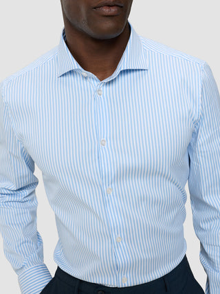 Ein Mann, der ein „Elevated Shirt Light Blue Stripe Thin Regular“ im skandinavischen Design trägt.