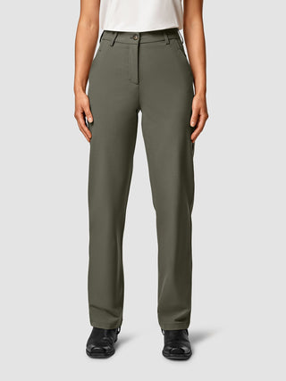 Eine Person, die eine „Essential Pants Straight“ in der Farbe „Dark Olive“ trägt.