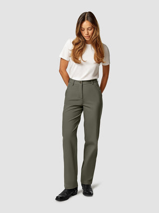 Eine Frau, die ein weißes T-Shirt und eine „Essential Pants Straight“ in der Farbe „Dark Olive“ trägt.