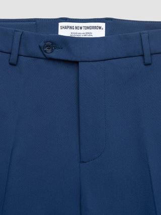 Essential Anzughose in lockerer Passform, marineblau, mit einem „Shaping New Tomorrow“-Markenlabel am Bund.