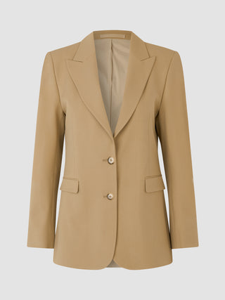 Essential Blazer in Karamell mit 360°-Stretch, mit zwei Knöpfen vorne und Pattentaschen.