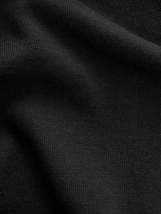 Eine Nahaufnahme des gefalteten Stoffes „Everyday Knit Turtleneck Black“.