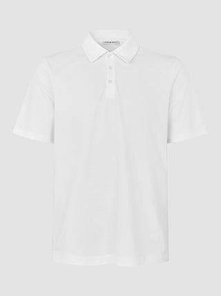 Das „Evolve Pique Polo White“ ist ein kurzärmeliges Poloshirt mit Knopfleiste, das im skandinavischen Minimalismus-Stil gestaltet ist.