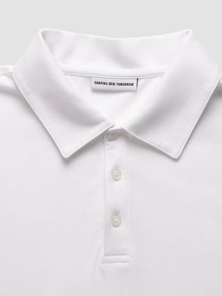 Weißes „Evolve Pique“-Polohemd mit Knopfleiste – ein Klassiker des skandinavischen Designs.