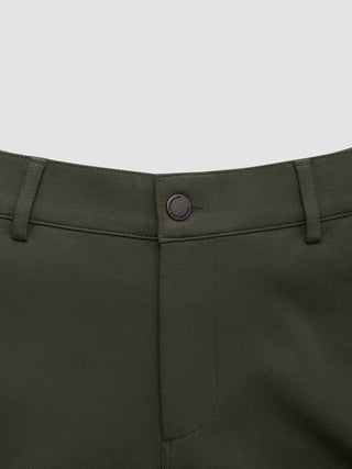 Nahaufnahme der GEN2™-Shorts in „Muted Green“ aus einem Stoff mit Twill-Struktur, mit Gürtelschlaufen und einem Knopf, auf dem der Schriftzug „Tomorrow Denim“ eingraviert ist.