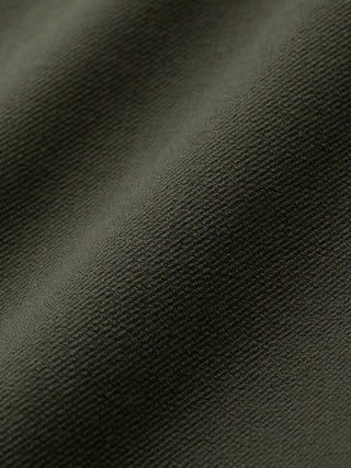 Nahaufnahme des olivgrünen GEN2™-Stoffs „Muted Green“ mit einer feinen, in alle Richtungen (360°) dehnbaren Twill-Struktur.