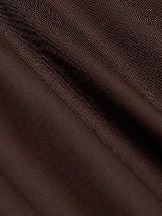 Eine Nahaufnahme des gefalteten dunkelbraunen Stoffes eines Damen-Oxford-Hemds „Espresso Regular“.