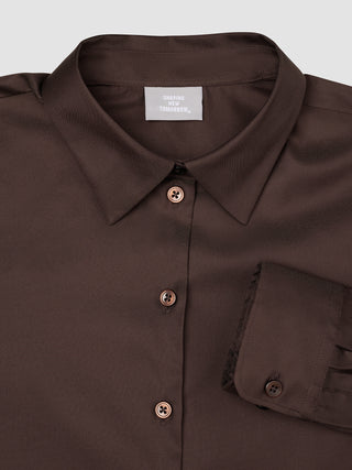 Damen-Oxfordhemd „Espresso Regular“ mit einem „Shaping New Tomorrow“-Etikett im Krageninneren, das sich durch sein skandinavisches Design auszeichnet.