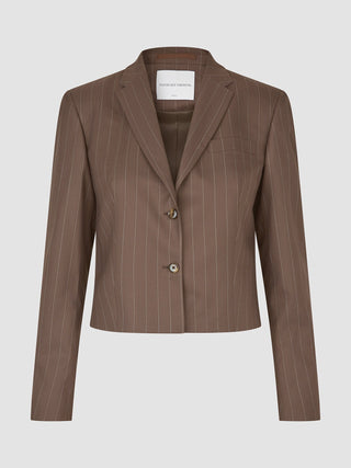 Damen-Kurzblazer „Raina“ in Kastanienbraun mit Nadelstreifen und zwei Knöpfen – ein schicker, eleganter Look.