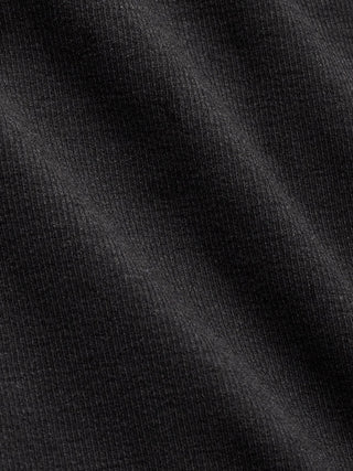 Nahaufnahme eines schwarzen Rippen-Tank-Tops mit sichtbaren Falten.