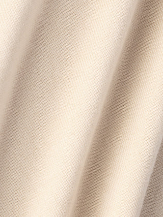 Nahaufnahme der weichen Falten eines nahtlosen Premium-Merino-Strickrollkragenpullovers „Birchwood“.