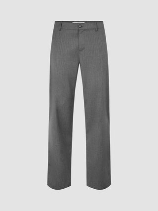 Eine „Siena Pants Relaxed Fit Herringbone Grey“, eine Anzughose mit geradem Bein.