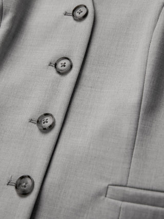 Nahaufnahme der langen Weste „Skye Set Grey Pine Melange“.