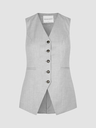Ein hellgraues „Skye Set Grey Pine Melange“ aus Shaping New Tomorrow, bestehend aus einer langen Weste und Shorts mit Knopfleiste.