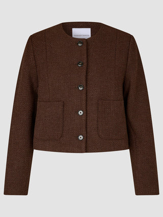 Damen-Kurzjacke „Sorae“ in der Farbe „Espresso“ aus dunkelbraunem Bouclé mit verkürzter Passform, rundem Ausschnitt, vier Knöpfen vorne und zwei aufgesetzten Taschen.