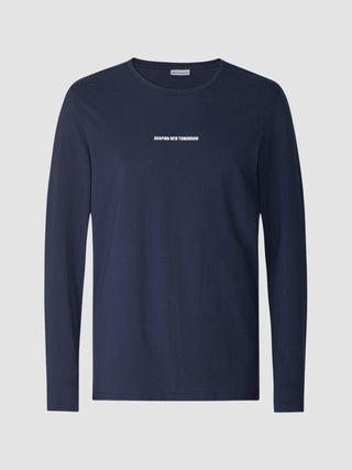 Ein marineblaues Supima Autograph Langarm-T-Shirt mit dem Aufdruck „SHAPING NEW TOMORROW“ auf der Brust.