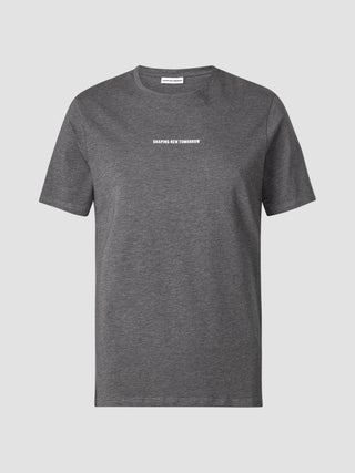 Ein graues Supima Autograph T-Shirt in Dunkelgrau mit dem Aufdruck „SHAPING NEW TOMORROW“ auf der Brust, gestaltet im skandinavischen Minimalismus-Stil.