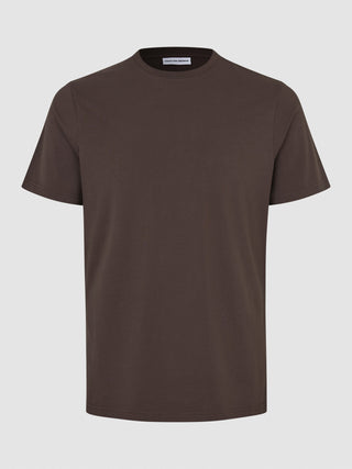 Ein dunkelbraunes, kurzärmeliges Supima-T-Shirt „Deep Brown“ von Shaping New Tomorrow mit 360°-Stretch.