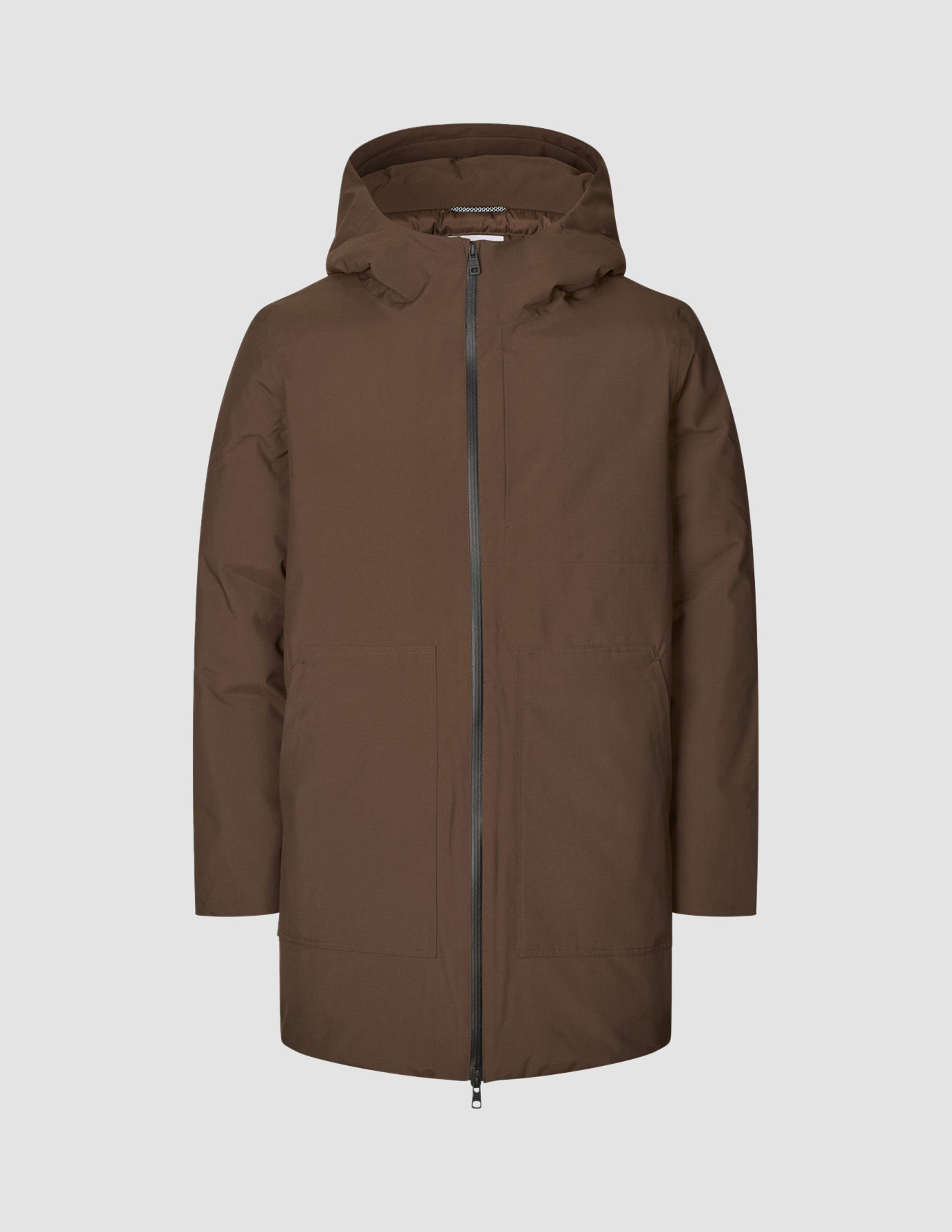 Utility-Jacke Sattelbraun: winddichte, braune Kapuzenjacke aus recyceltem Polyester mit einem zentralen Reißverschluss und zwei großen Vordertaschen.