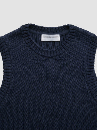 Damen-Strickoberteil in Marineblau mit strukturiertem Schnitt im skandinavischen Design und einem „Shaping New Tomorrow“-Markenlabel am inneren Halsausschnitt.