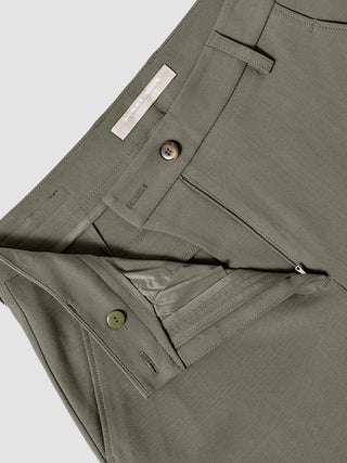 Essential Suit Straight Dark Olive – Hose mit geradem Bein und einem Markenetikett von „Shaping New Tomorrow“ auf der Innenseite des Bunds.