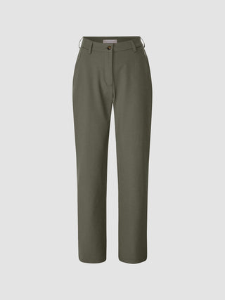 Essential Suit Straight Dark Olive – eine Hose mit Knopfverschluss und Gürtelschlaufen, die sich durch eine klare, skandinavische Ästhetik auszeichnet.