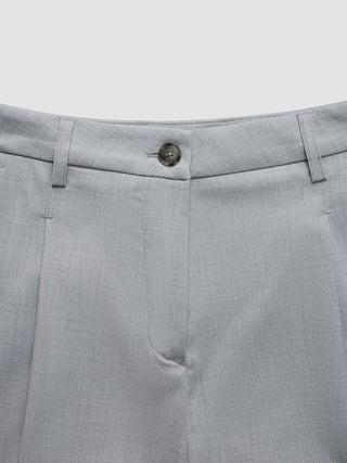 Der Bund, der Knopfverschluss und die Falten auf der Vorderseite des „Skye Set Grey Pine Melange“ mit langer Weste und Shorts zeichnen sich durch skandinavisches Design aus.