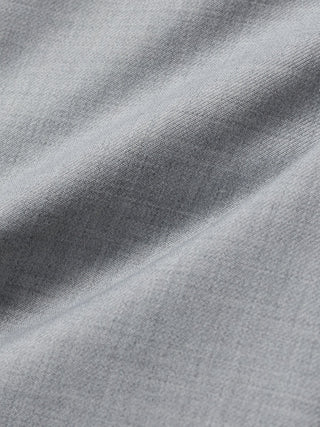 Nahaufnahme des grauen Gewebes aus dem „Skye Set Grey Pine Melange“ mit langer Weste und Shorts.