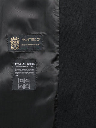 Nahaufnahme der Innenetiketten eines schwarzen Damen-Wollmantels mit Markenlogo, dem Schriftzug Italian Wool Performance Coat und vier piktogrammatischen Pflegesymbolen.
