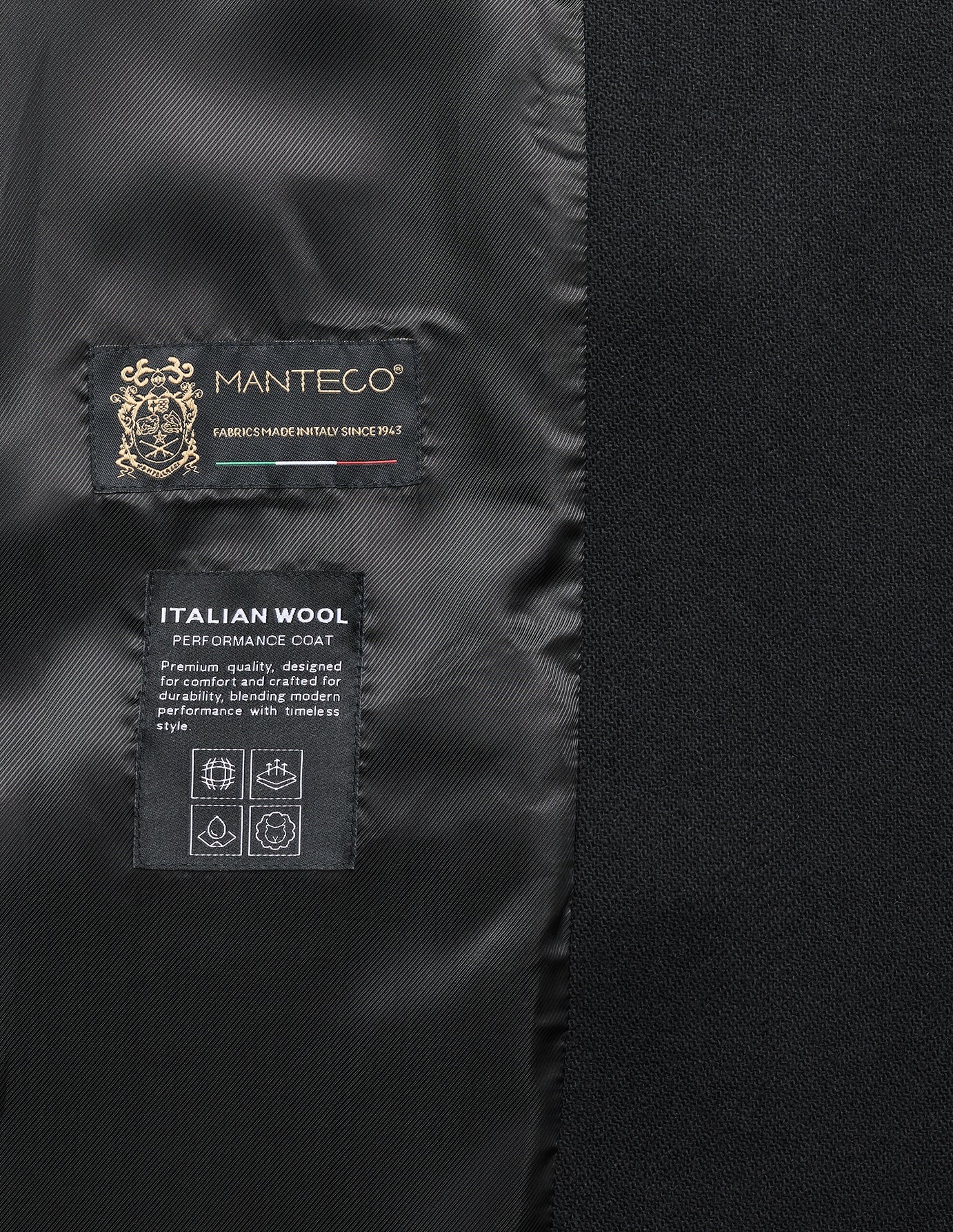 Nahaufnahme der Innenetiketten eines schwarzen Damen-Wollmantels mit Markenlogo, dem Schriftzug Italian Wool Performance Coat und vier piktogrammatischen Pflegesymbolen.