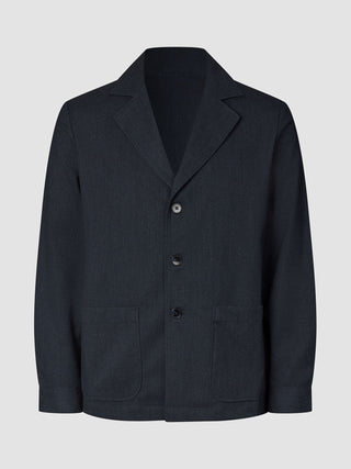 Atelier Overshirt in Dunkelblau, zum Zuknöpfen, mit gekerbtem Kragen und zwei aufgesetzten Vordertaschen.