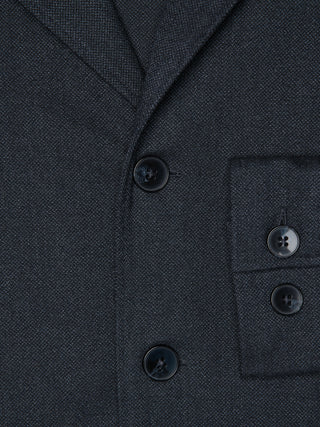 Nahaufnahme eines Atelier Overshirt in Dunkelblau mit gekerbtem Kragen, Knopfleiste und einer Brusttasche mit zwei Knöpfen, im Blazer-Stil.