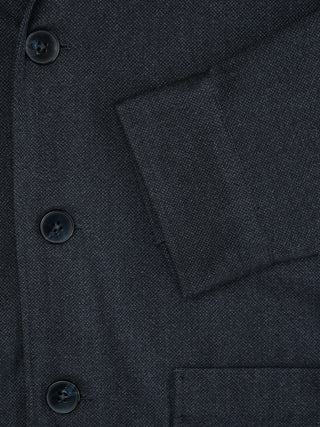 Nahaufnahme des Atelier Overshirt Dark Navy mit einer Silhouette im Blazer-Stil, drei sichtbaren Knöpfen und einem Ärmelbund.