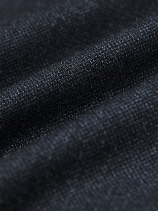 Nahaufnahme des dunkelblauen Stoffes des Atelier Overshirt, die eine strukturierte, gewebte Oberfläche zeigt, die sich zu sanften Rillen faltet.
