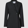 Schwarzer Avira-Blazer für Damen, schwarz, mit gekerbtem Revers und einem einzigen Knopf vorne, der das minimalistische skandinavische Design unterstreicht.