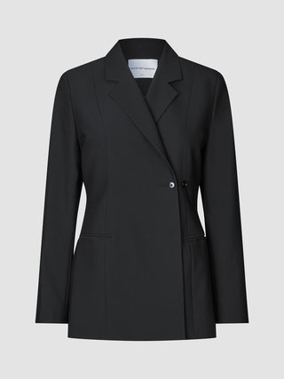 Schwarzer Avira-Blazer für Damen, schwarz, mit gekerbtem Revers und einem einzigen Knopf vorne, der das minimalistische skandinavische Design unterstreicht.