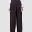 Die hoch taillierte Damenhose Avira mit weitem Bein in der Farbe Wide Burgundy Berry, kombiniert mit einem weißen Hemd.