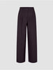 Damenhose Avira in der Weite Wide in der Farbe Burgundy Berry mit Falten vorne, Knopfverschluss und weitem Schnitt.