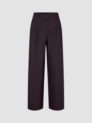 Damenhose Avira in der Weite Wide in der Farbe Burgundy Berry mit Falten vorne, Knopfverschluss und weitem Schnitt.