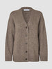 Damen-Strickjacke aus weicher, grobstrickiger Wolle in Taupe-Melange: eine Strickstrickjacke mit V-Ausschnitt, Knopfleiste vorne und gerippten Bündchen sowie geripptem Saum.