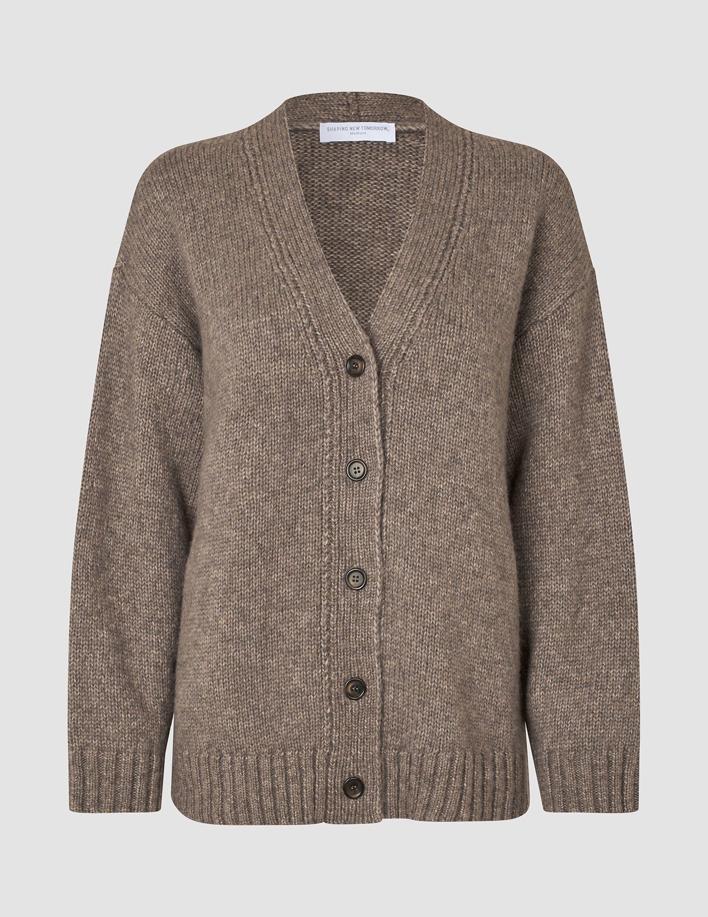 Damen-Strickjacke aus weicher, grobstrickiger Wolle in Taupe-Melange: eine Strickstrickjacke mit V-Ausschnitt, Knopfleiste vorne und gerippten Bündchen sowie geripptem Saum.