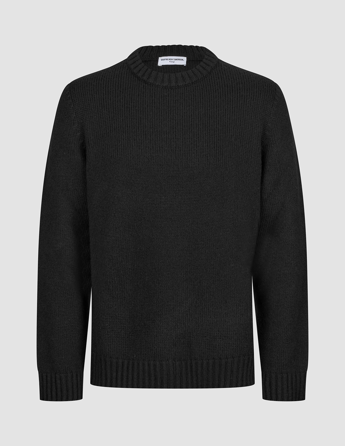 Schwarzer Pullover mit Rundhalsausschnitt aus grobem SoftWool-Strick mit gerippten Bündchen und Saum.